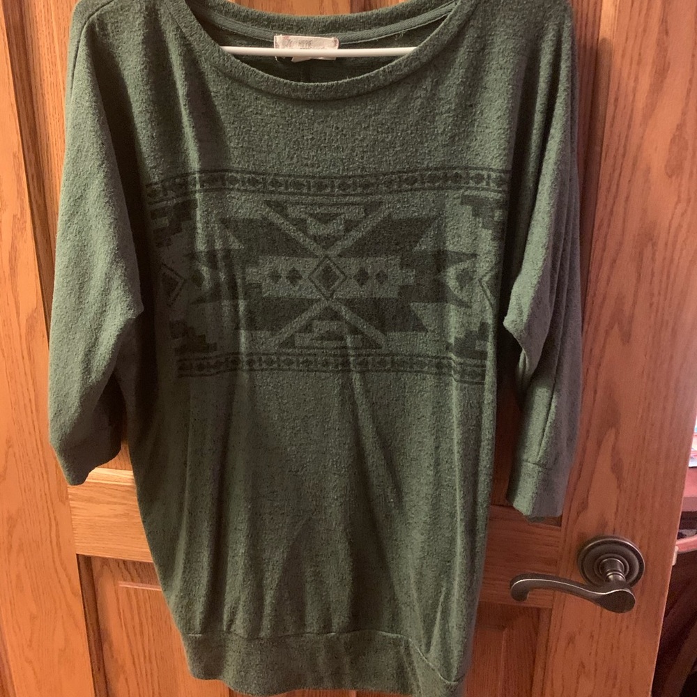 3/4 inch sleeve green Aztec top
